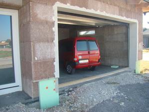 spodok uzavrety, odteraz parkujeme v garazi
