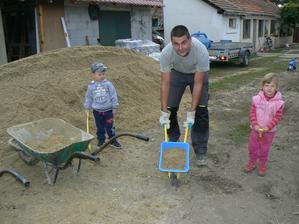 Miťko náš pracant a pestúnka v jednom :-)