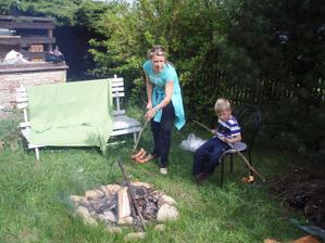 21.5.2010 zahrada je po děti opravdu ideální, buřt se párkrát vyválel v trávě, ale prý byl dobrý :-)