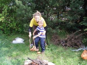 21.5.2010 druhé pečení buřtů,slavíme můj svátek, Honzík by mi slušel, ale jsem jen"teta"