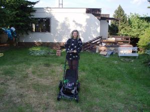 20.5.2010 a jedůůůůůůůůůůůůůůů Pozn: ten svetr jsem čajzla babičce, má totiž kapsičku na kapesník, zapadám na vesnici čím dál, tím líp :-)