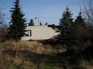 Pohled na dům ze zahrady. Pozemek má celkem 1090m2.