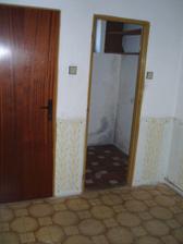 To zavřené je WC, oddělené od koupelny, přesně tak, jak to mám ráda,Vedla je šatnička.