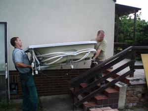 20.6.2010 odnést vanu do koupelny byl oříšek