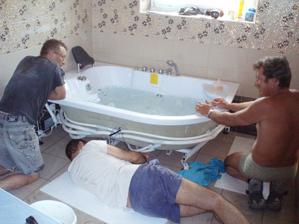 7/2010 montáž vany, opět oříšek, zástěna není až u země :-(