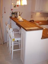 14.2.2010 Ikea-tak by mnělo vypadat zakončení linky směrem do obýváku,tam, jak táta uboural zeď, jen to bude užší pro jednu židličku.