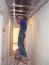 6.2.2010 Jirka přidělává konstrukci na sádrokarton, zakryjeme praskliny a zateplíme strop.
