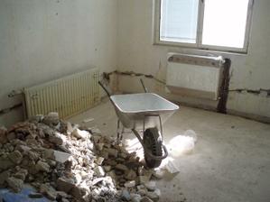 8.3.2010 pokojíček s radiátorem a skládkou sutě :-(