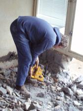 13.3.2010 táta ubourává balkónové okno, budou tam francouzské dveře na terasu.