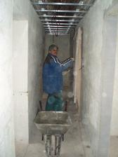 13.3.2010 Jirka měl co dělat, děr v podlaze a stěnách je víc než dost.