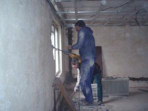 13.3.2010 a pokračovalo se, stále v obýváku, okno, bude trojdílné.