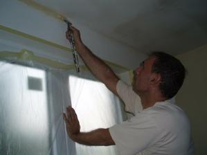 15.8.2010 stále malujeme, tentokrát budoucí šatnu