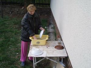 3.4.2010 polní kuchyně a mamča jako myčka.