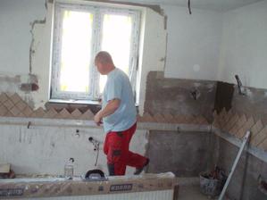 25.4.2010 okno v kuchyni s provizorním sklem a nové obklady.