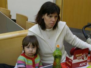 8.2.2009 Sraz v Praze, dokud jsem ještě 2v1 ... tady je Monča s Aničkou