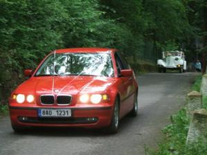 BMW s ženichem a za ním veterán s nevěstou - Tatra 75