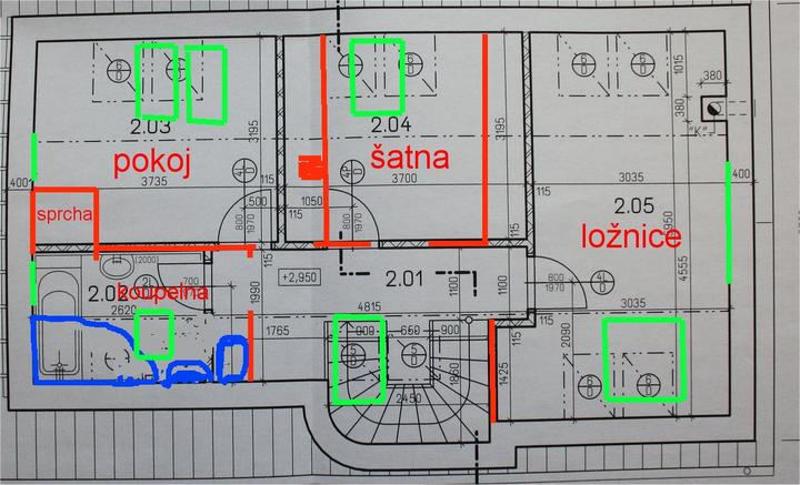 Stavba - červená = příčky, zelená = okna (v pokoji a koupelně francouzská okna), modrá = vana, umyvadlo, záchod