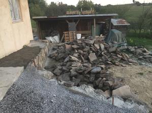 z tejto haldy kamena vznikne murik, terasa a chodnik