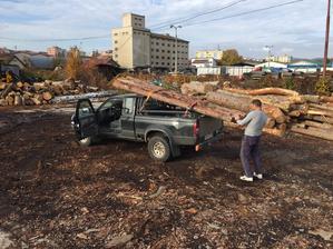 Stojky v altanku budu z gulatiny.podarilo sa nam zohnat cerveneho smreka.