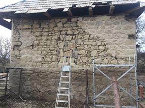 Zadna strana altanku uz s vodou,elektrikou aj odpadom