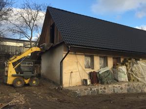 Docistenie padlasu a navozenie tehal na domurovanie obvodoveho muru