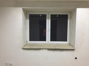 Parapet v spalni.pouzili sme travertin na vsetky vnutorne aj vonkajsie.uz len zafugovat