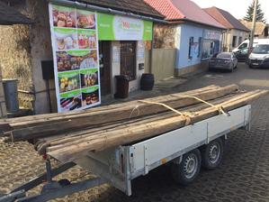 Stare drevo zo strechy som zaviezol ku kamosovi.budu nove postele pre ubytovanych