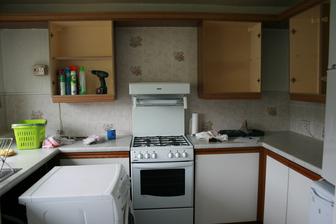 Odmontovana dvirka, zed v pravo prijde zbourat a cela Ikea kuchyn 1996 usporadat jinak. Takove lego.