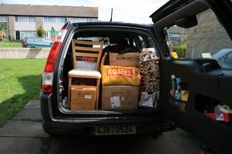 Dve zidle ceske vyroby koupene v charity shopu za £5. Za 5 let kupujeme o 150 km dalsi dve. Rodina se rozrusta.
