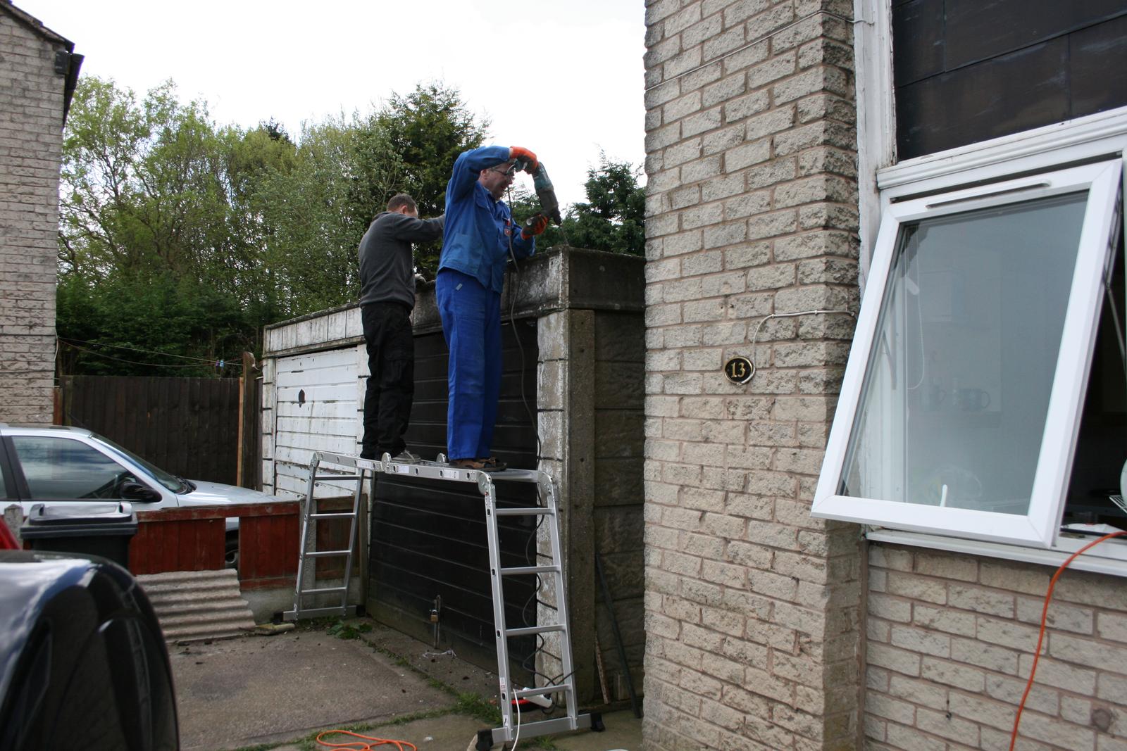 Prestavba domu a zahrady - 14 duben 2014 Brigada kapitalisticke prace dorazila! Oprava strechy sbijeckou.