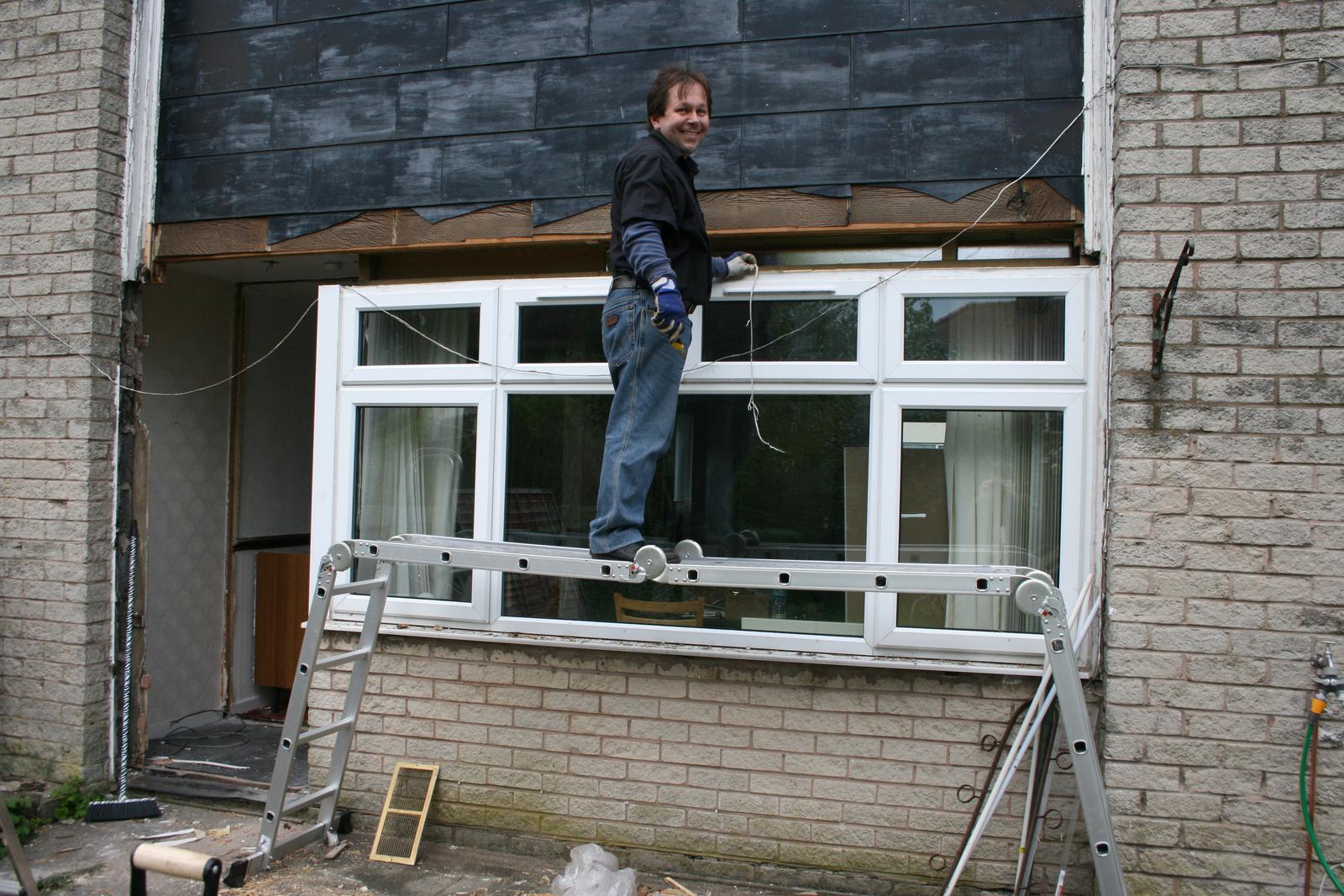 Prestavba domu a zahrady - duben 2014  snad nefoukne vitr a okno nevypadne ven nebo dovnitr! Usta se smeji, ale k humoru nebyl duvod.