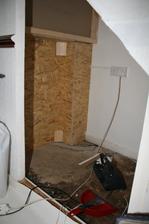 Spodni cast pricky prodlouzena OSB3 deskami. Beton v rohu zraje, vlhkost je pryc. Muzeme zacit tvorit interier domecku. Exterier se udela az stavba vymrzne.