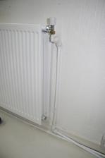 V obyvaku rano byvalo 17 st a trvalo 3 hodiny, nez se teplota zvedla na 21. Pribyl dvojity radiator 160x60cm a je tady teplo za 30 minut. Jeste zbyva pripevnit trubky do zdi. Moje prvni topenarske DIY kuteni.