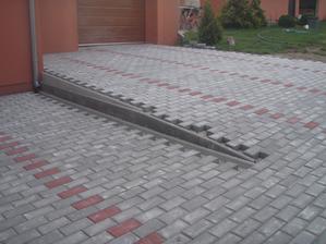 Výškový terenny rozdiel sme neriešili palisádamy, ale netradične obrubníkmi