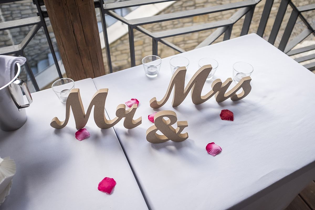 Dřevěný nápis "Mr & Mrs" - Obrázek č. 1