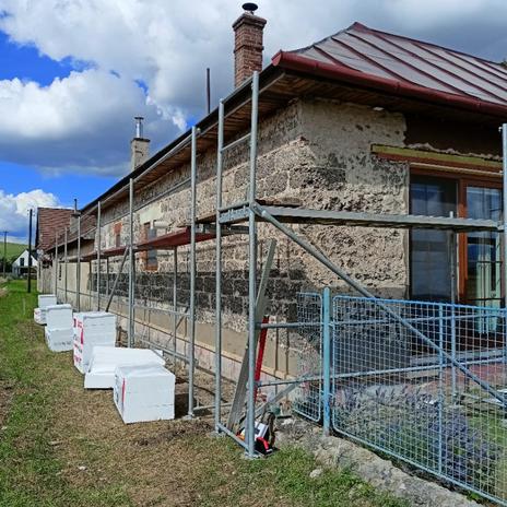 ...Náš  vidiecky  domov, domov s dušou a spomienkami na babku a dedka...
