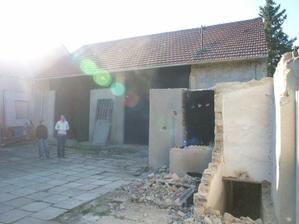 místo této stodoly, která byla srovnána se zemí na podzim 2010, už stojí náš dům