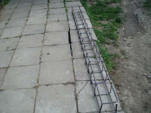 a pomaličky si armujeme stĺpy vence a dokonca aj preklady