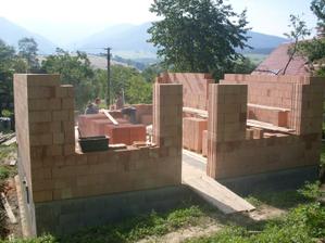 to je zadný pohľad, zľava okno obývačka+východ na terasu a vedľa poľovnícka izbička môjho manžela