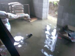 nemali sme zvedenú drenážku a toto nám narobili tie jarné dažde