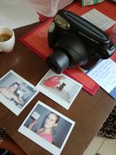 náš INSTAX ! Na zkušebních fotografiích je budoucí nevěsta v červeném a svědkyně (mladší sestra) s kávou v ruce