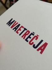 Naše originální oznámení na perleťovém papíře. Dílo přítele mé sestřičky svědkyně. Uvnitř jednoduchý text a vzadu máme hashtag