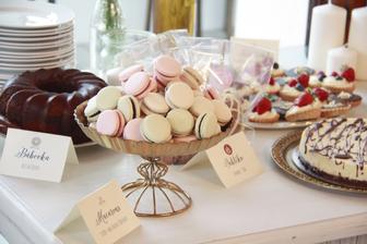 Zakusky a kolaciky pripravi uzasna Zuzka z Pin cakery, a bude ich dost, aby si z nich potom nasi hostia vzali ako "vysluzku"