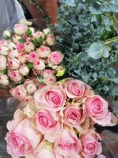 Kvety na kyticu a vyzdobu vybrate za skvelej asistencie mojej floristky a zaroven blizkej priatelky <3