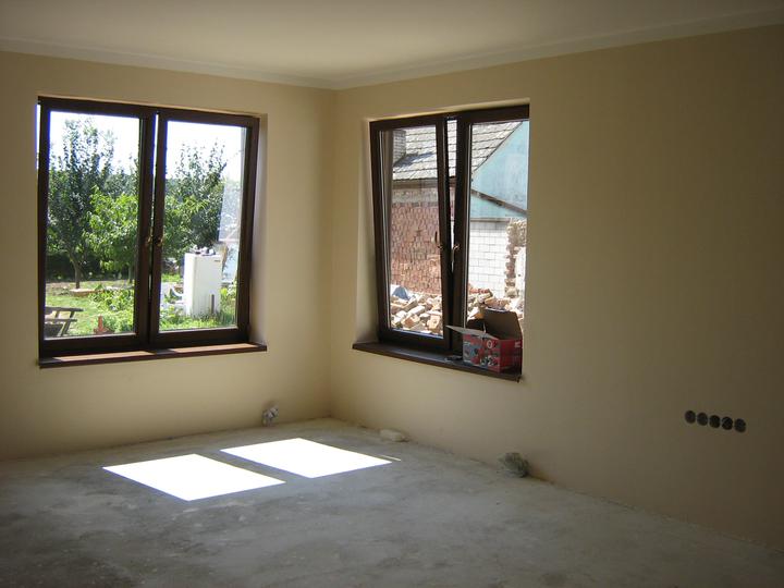 Stavíme!!! :-) - Obývací pokoj.Krásná hnědá barvička. Ráda bych černé záclonové tyče:-)