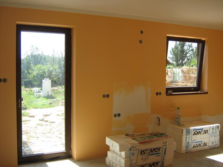Stavíme!!! :-) - Tady bude kuchyň - ve skutečnosti je ta barva meruňková.