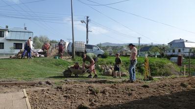 ROK 2013 - zaciname stavat predny plot (pomahaju aj synovia :) )