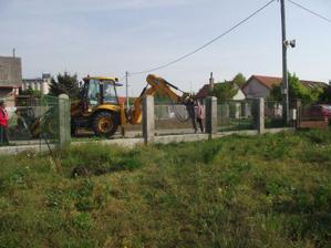 30.04.2011 Tu bude pracovný vjazd na pozemok ...