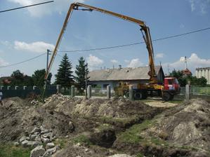 13.06.2011 Betonujú sa základové pásy