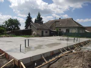 05.07. 2011 a je to. Betón je na svojom mieste, šalung vydržal